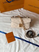 Louis Vuitton Pochette Métis East West Monogram - Image 3