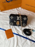 Louis Vuitton Pochette Métis East West Monogram - Image 4