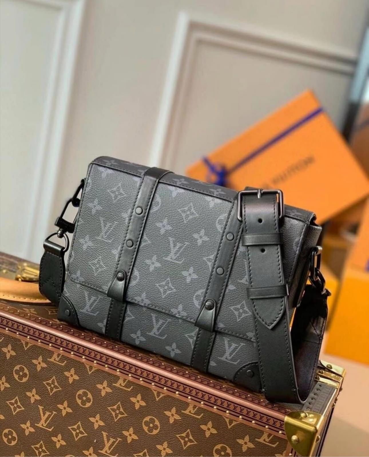 Louis Vuitton District: Elegant Monogram Messenger Elegant Louis Vuitton District PM Monogram Messenger Bag