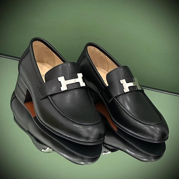 Elegant Hermès Loafers in black leather with signature metallic H buckle for UAE market